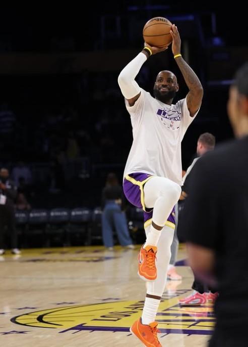 必赢平台-詹姆斯晒赛场照：我只是一个孩子在享受他的游乐场，黑子们